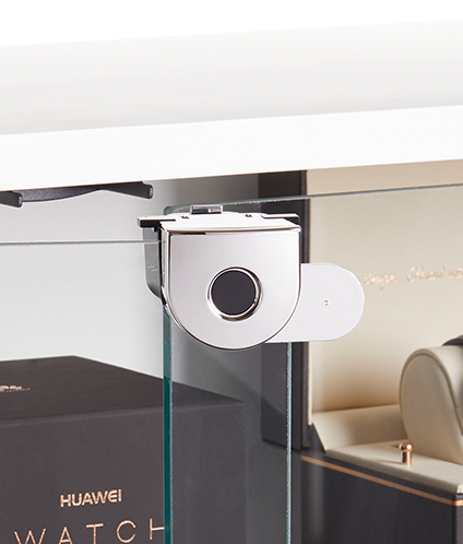 L440 smart lock, InVue, secure retail display, fitted to glass swing doors