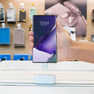 InVue S3100V, phone has been picked up in persons hand, telecommunication or consumer electronics store