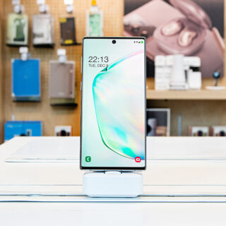 InVue S3100V, mobile phone on stand in store with consumer electronics