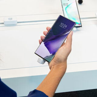 InVue S3100V, phone has been picked up in persons hand, telecommunication store